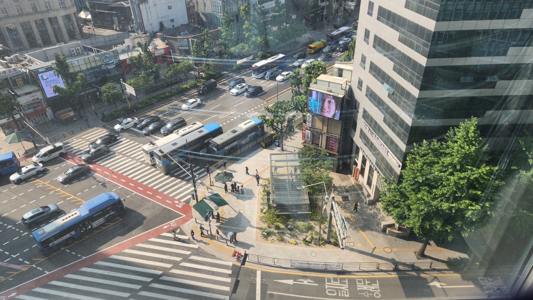 서울시가 소공로 가변차로를 폐지하고 보도 확장 공사를 추진하고 있다